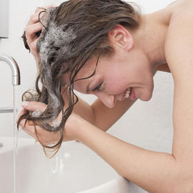 Comment laver ses cheveux bouclés ou frisés - www.beautiful-boucles.compooing