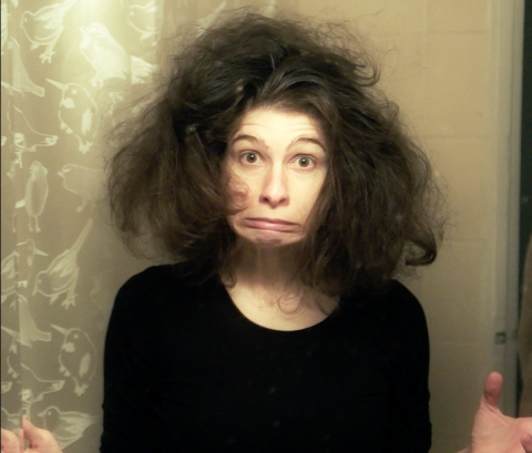 Brosser ses cheveux boucles peut donner lieu a quelques surprises capillaires (photo: Solangeteparle)