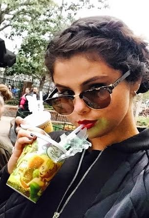 couronne tressee fontale selena gomez idee coiffure cheveux boucles